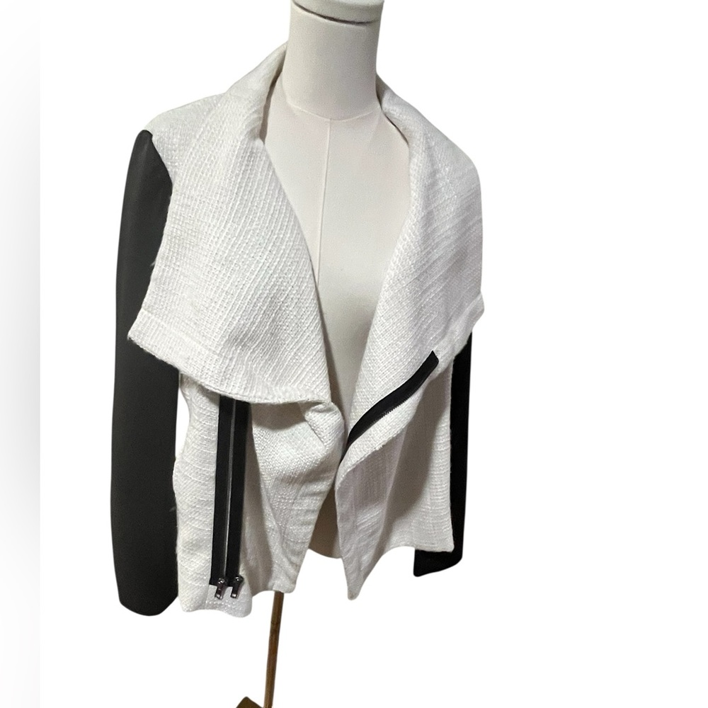 KUT from the Kloth White Textured Black Sleeve Moto Jacket – Size M